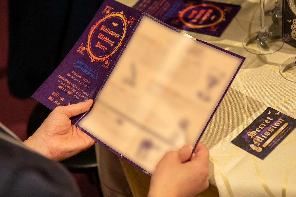 配られた資料、会場の様々な物を活用して謎解き。どんな些細な違和感も見逃せない。