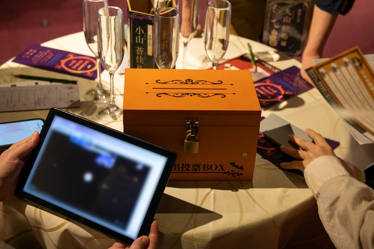 タブレット、スマートフォンを駆使して真相に迫っていく。しかし記者は次第に焦り始め……。