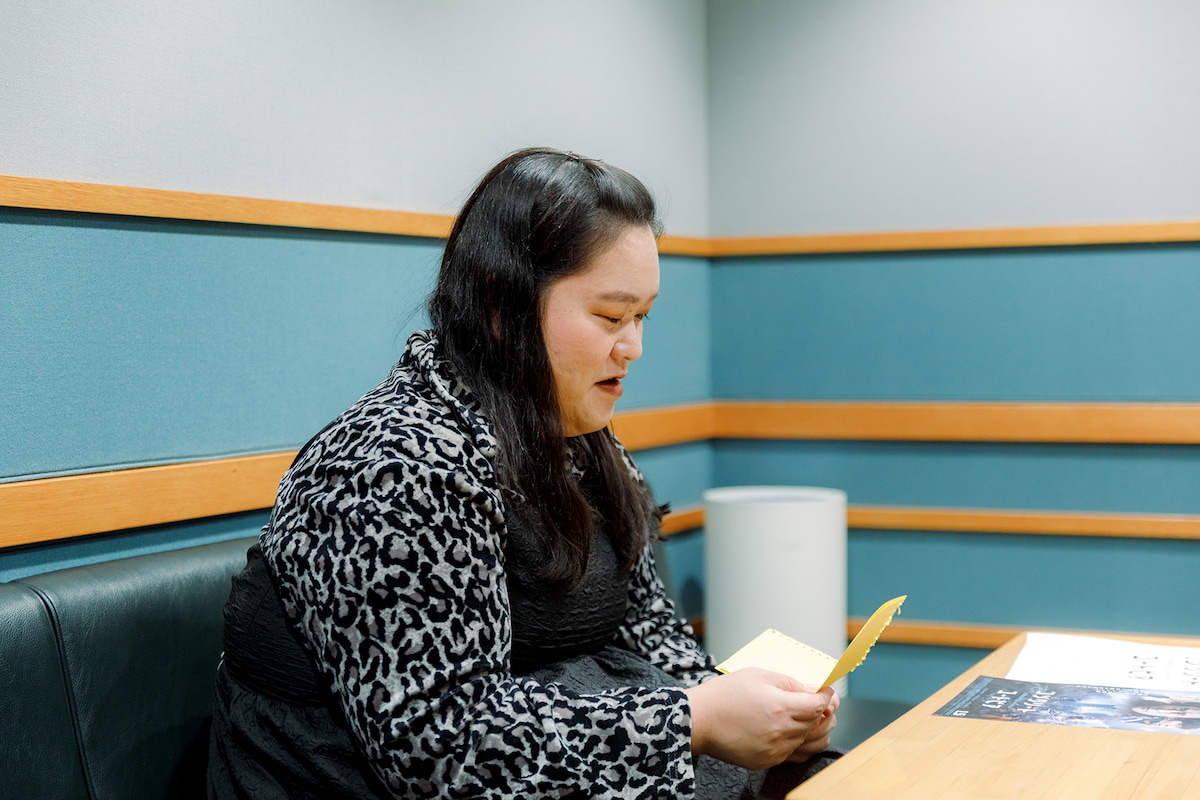 映画の感想を書いたメモを見るぼる塾・田辺智加。