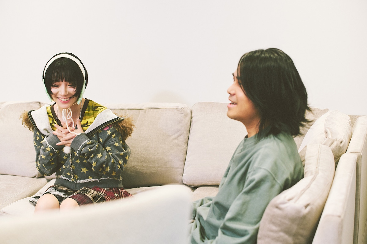 左からcono、eijun / 菅波栄純（THE BACK HORN）。