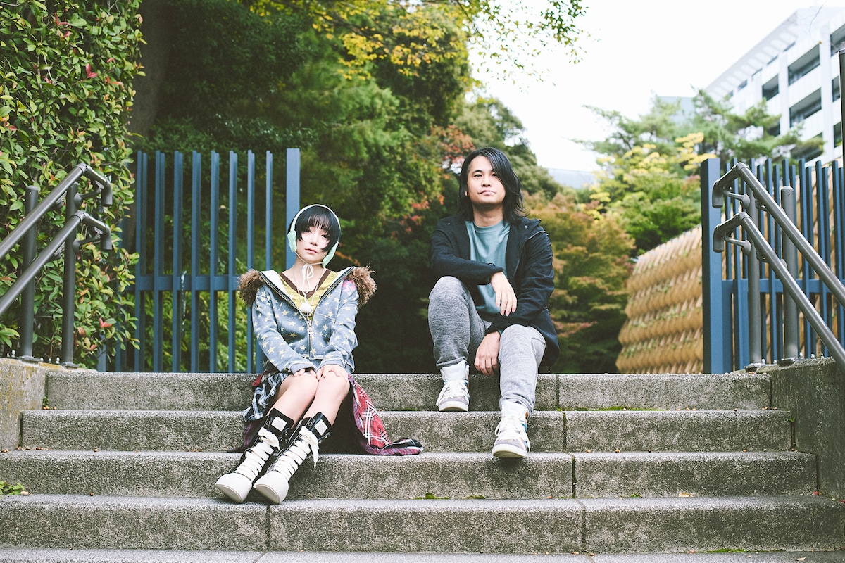 左からcono、eijun / 菅波栄純（THE BACK HORN）。