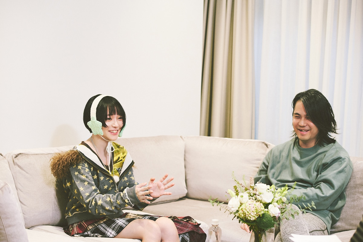 左からcono、eijun / 菅波栄純（THE BACK HORN）。