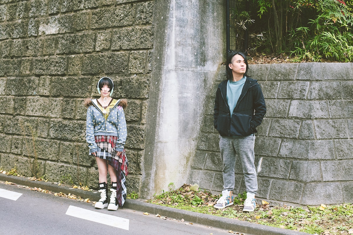 左からcono、eijun / 菅波栄純（THE BACK HORN）。