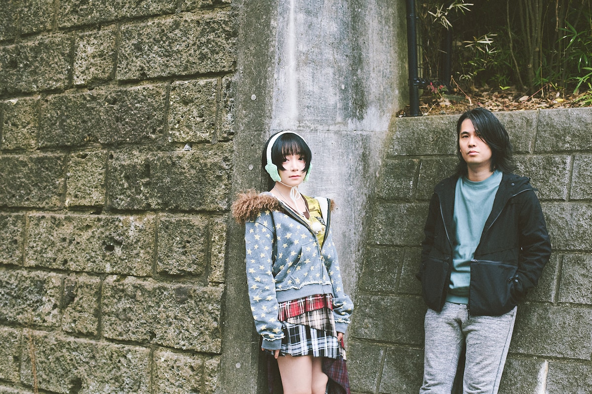 左からcono、eijun / 菅波栄純（THE BACK HORN）。