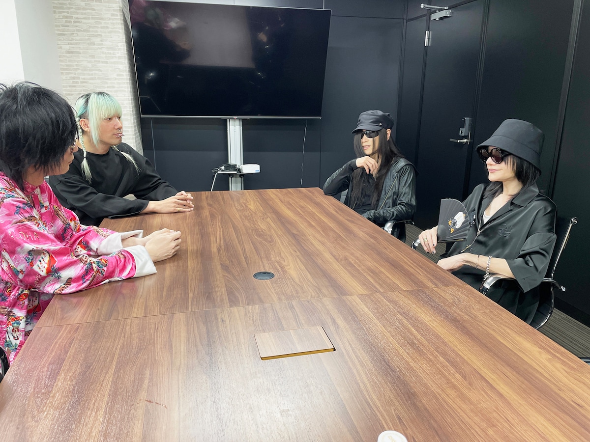 左手前から時計回りに杉本善徳（Waive）、seek（Psycho le Cému）、HIRO（La'cryma Christi）、有村竜太朗（Plastic Tree）。