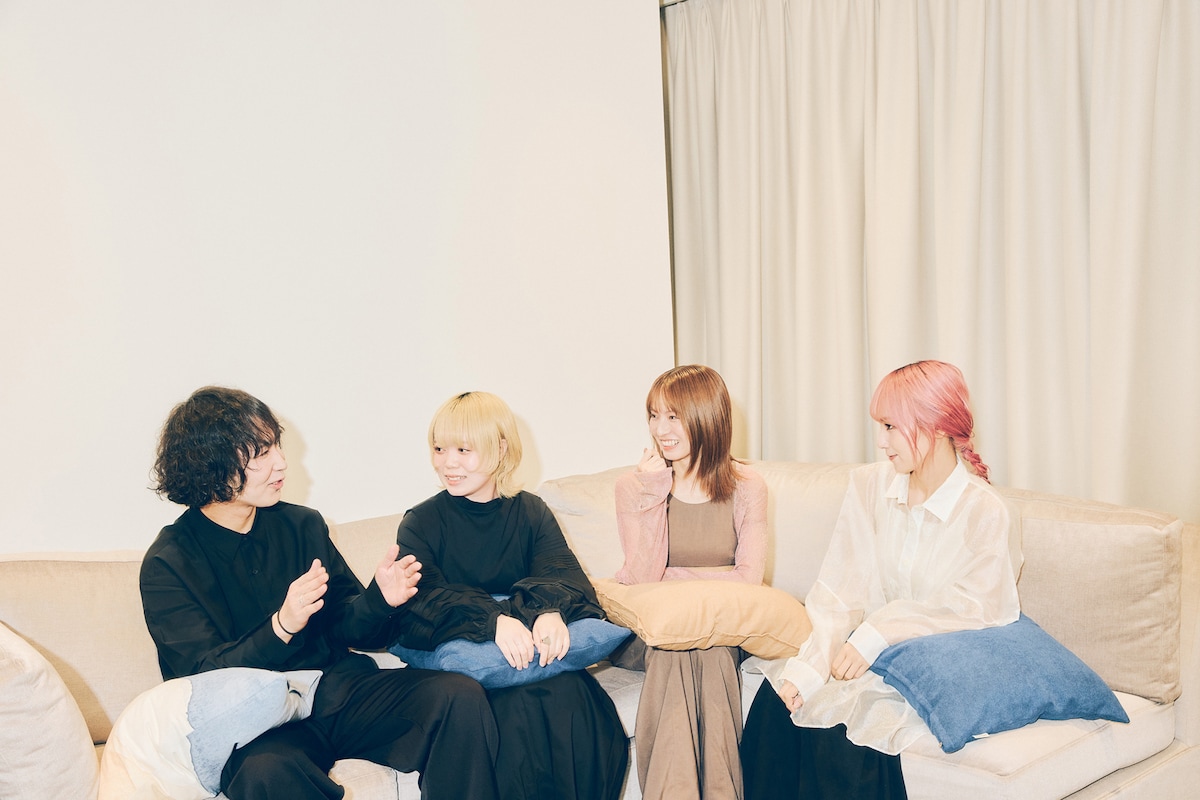 左からまこと（B / クレナズム）、萌映（Vo, G / クレナズム）、HARUNA（Vo, G / SCANDAL）、MAMI（G, Vo / SCANDAL）。