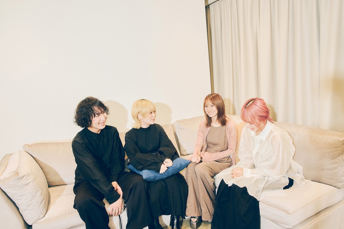 左からまこと（B / クレナズム）、萌映（Vo, G / クレナズム）、HARUNA（Vo, G / SCANDAL）、MAMI（G, Vo / SCANDAL）。