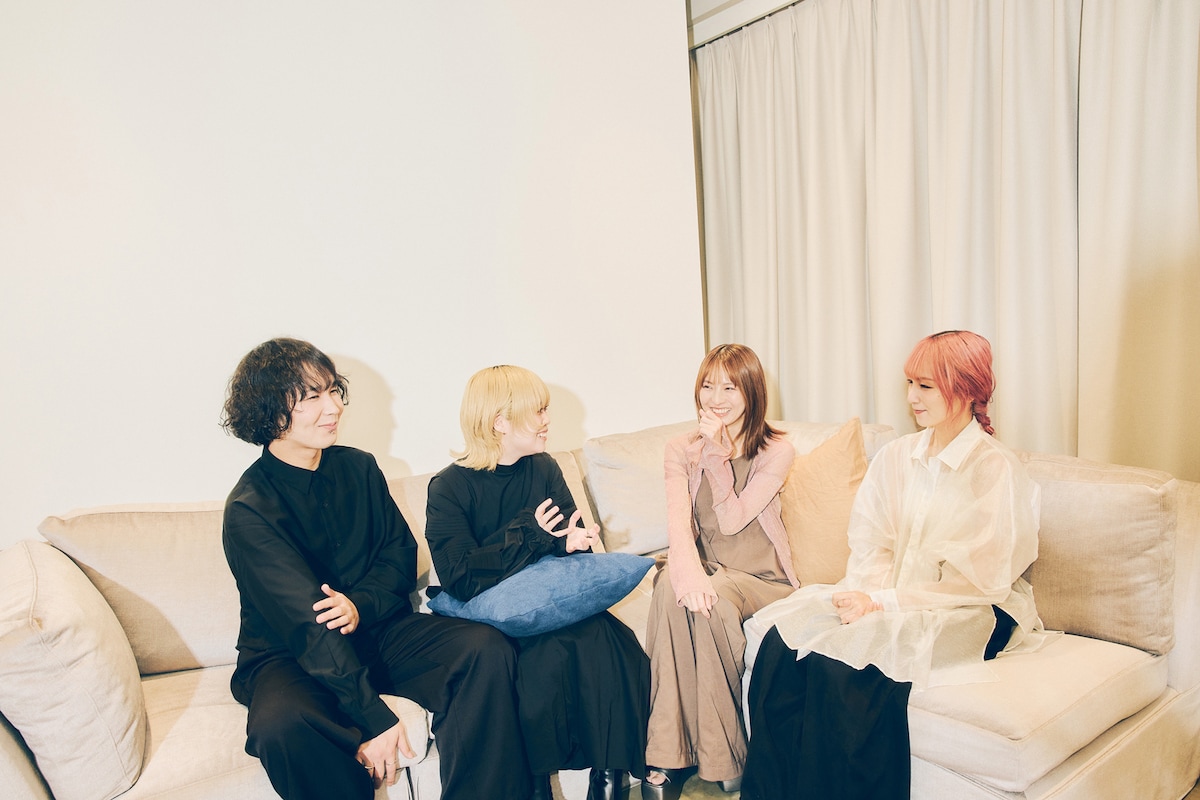 左からまこと（B / クレナズム）、萌映（Vo, G / クレナズム）、HARUNA（Vo, G / SCANDAL）、MAMI（G, Vo / SCANDAL）。