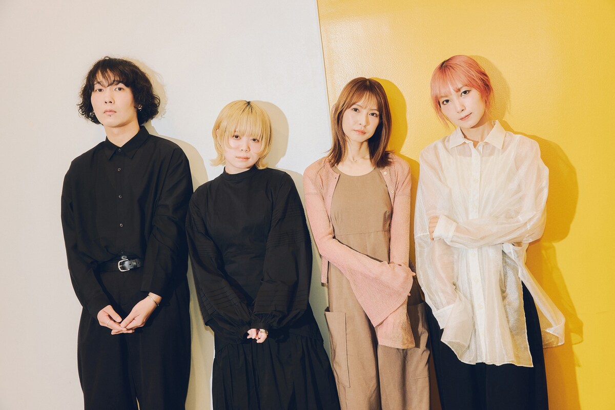 左からまこと（B / クレナズム）、萌映（Vo, G / クレナズム）、HARUNA（Vo, G / SCANDAL）、MAMI（G, Vo / SCANDAL）。