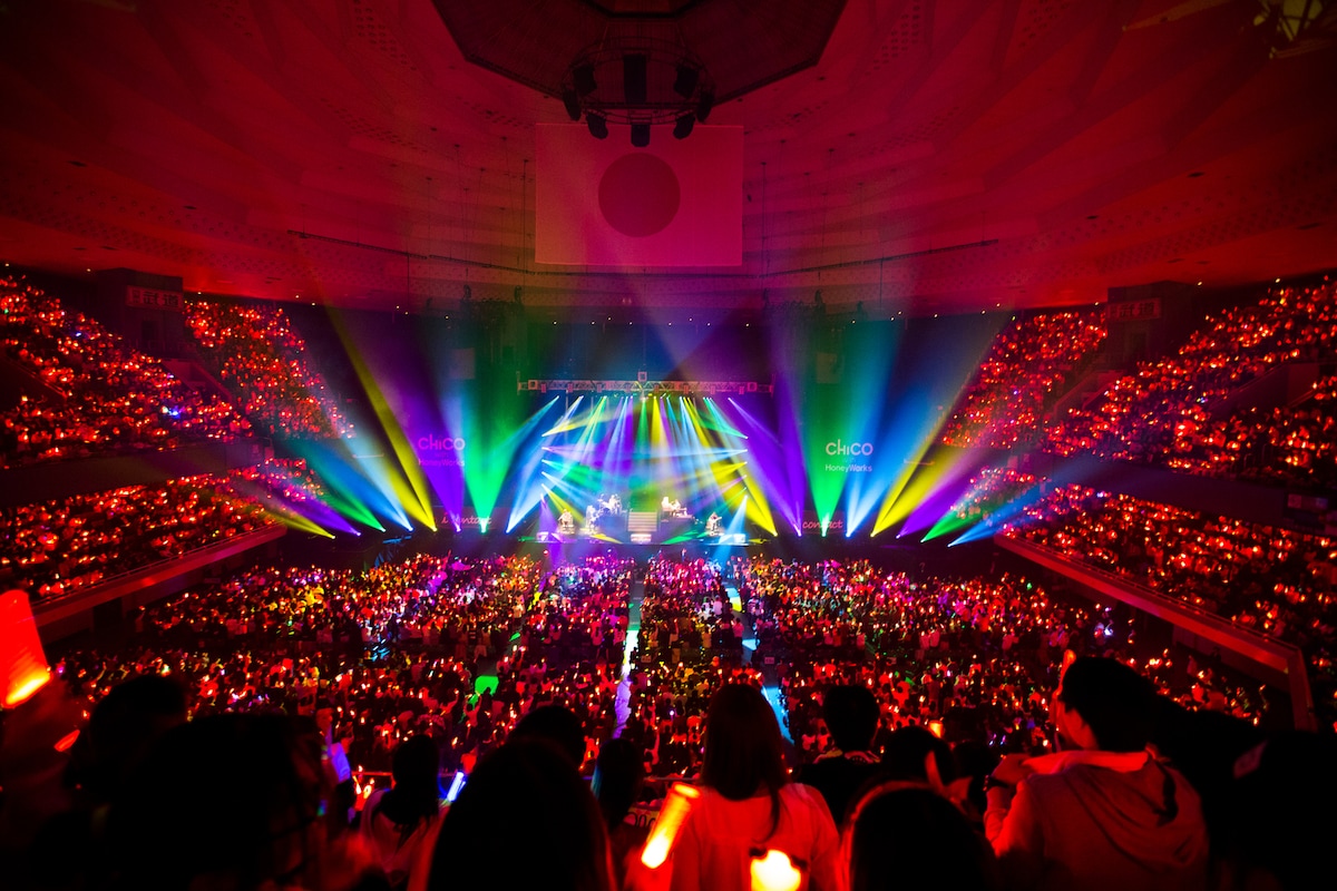 日本武道館公演「i contact」の様子。(Photo by mosa inc.)