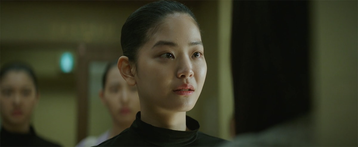 「大丈夫、大丈夫、大丈夫！」より、イニョンを敵対視している芸術団のエース・ナリ。演じたのはチョン・スビン