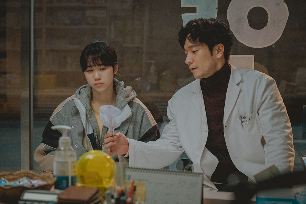 「大丈夫、大丈夫、大丈夫！」より、左からイ・レ演じるイニョン、ソン・ソック演じるイニョンを陰ながら支える町の薬剤師ドンウク