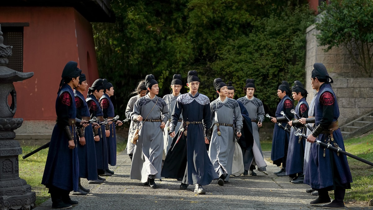 李餅（りへい）が率いる明鏡堂には、口のうまい王七（おうしち）、力自慢の孫豹（そんひょう）、災いを呼ぶ崔倍（さいばい）、お金持ちの阿里巴巴（アリババ）、見習い中の陳拾（ちんしゅう）といった5人の捜査官が在籍