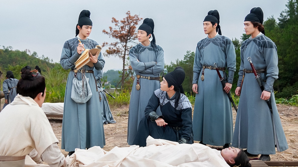 鋭い嗅覚と推理力を持つ李餅（りへい）は個性光る凸凹捜査官たちとともに、次々と難事件に挑んでいく