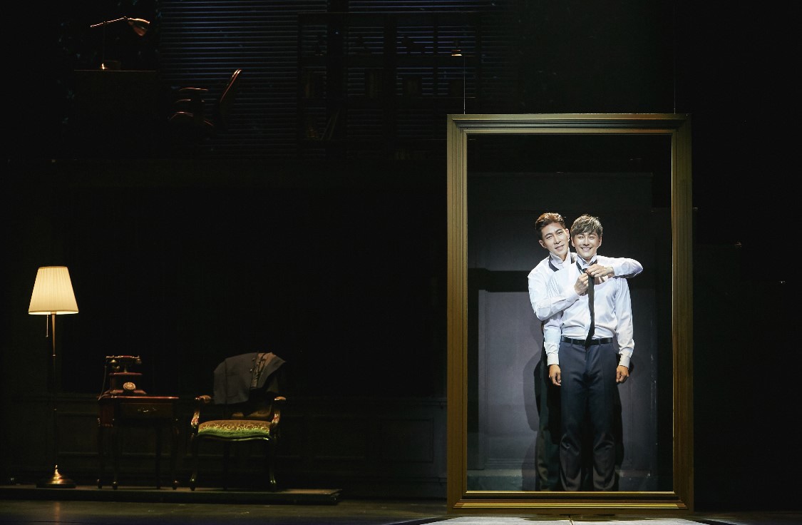 1幕で歌われる「ウィンザー・ノット」のシーン。左から、2018年・2019年公演でニース役を務めたパク・ウンソク、ダーウィン役を務めたチェ・ウヒョク。（写真提供：SPAC［ソウル芸術団］）