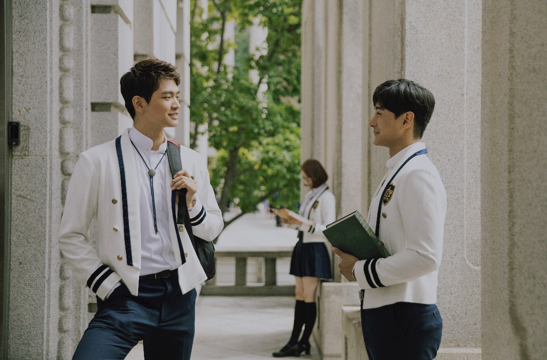 2018年・2019年公演でレオ役を務めたカン・サンジュン（左）、ダーウィン役を務めたチェ・ウヒョク（右）のコンセプト写真。（写真提供：SPAC［ソウル芸術団］）