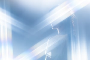 海を越えて愛を歌う──ダズビーのアーティスト像を紐解くインタビュー、TOOBOE提供曲「砂嵐」制作秘話