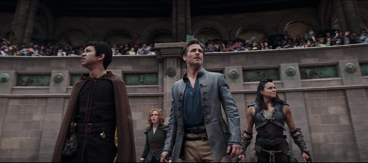 「ダンジョンズ&ドラゴンズ/アウトローたちの誇り」場面写真。左からジャスティス・スミス演じる魔法使いのサイモン、ソフィア・リリス演じる自然の化身のドリック、クリス・パイン演じる盗賊のエドガン、ミシェル・ロドリゲス演じる戦士のホルガ。