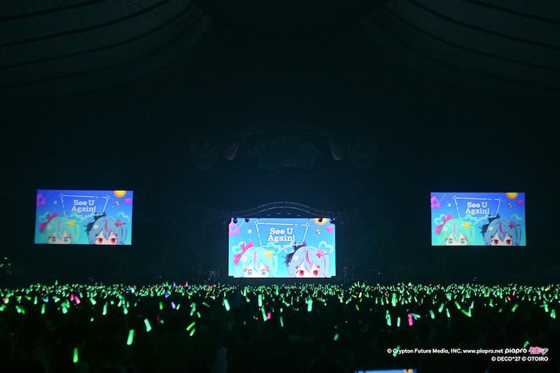 「デコミク LIVE starring 初音ミク『Hello』Produced by DECO27 / OTOIRO」の様子。