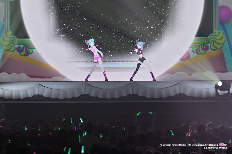 デコミク（ライトネス）とデコミク（ダークネス）。