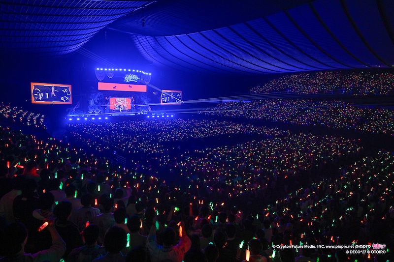 「デコミク LIVE starring 初音ミク『Hello』Produced by DECO*27 / OTOIRO」の様子。