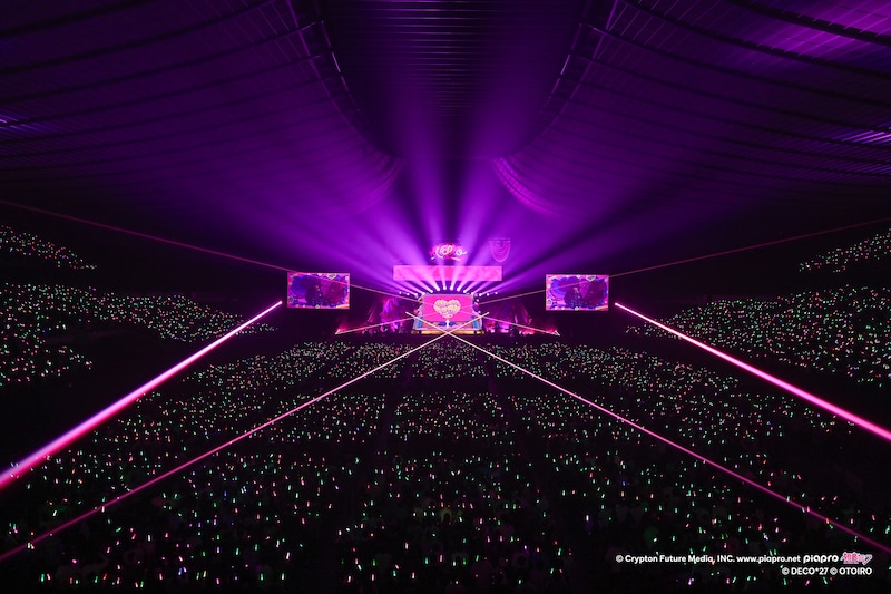 「デコミク LIVE starring 初音ミク『Hello』Produced by DECO27 / OTOIRO」の様子。