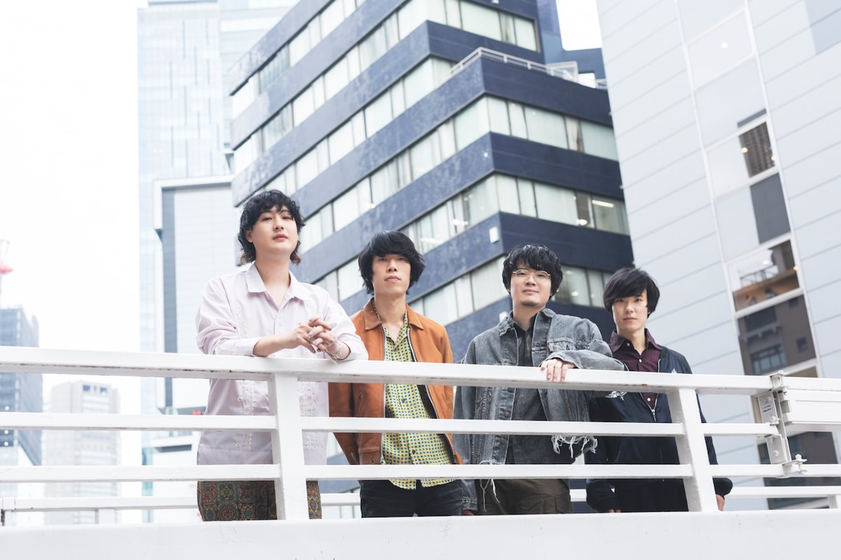 左から谷颯太（G, Vo）、出原昌平（Dr, Cho）、鳥飼悟志（B, Cho）、大井隆寛（G, Cho）。