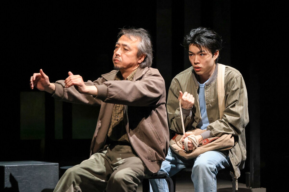 舞台「デカローグ5 ある殺人に関する物語」より。青年ヤツェク（福崎那由他 / 右）は、衝動的にタクシー運転手ヴァルデマル（寺十吾 / 左）の首をロープで絞める。（撮影：宮川舞子）