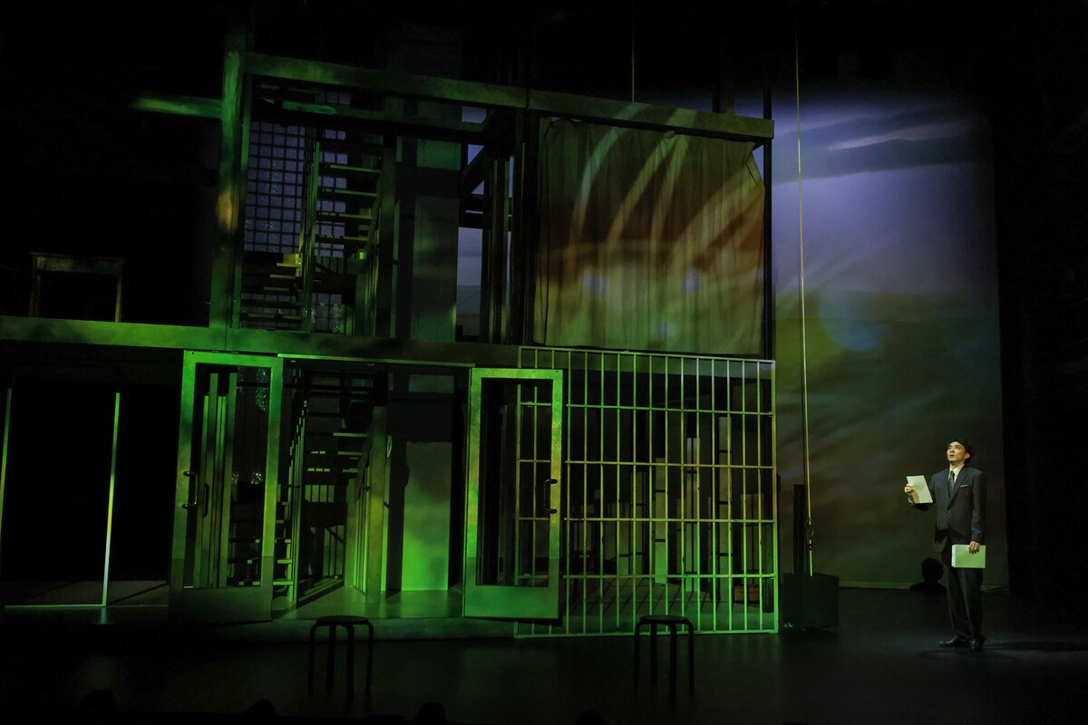 舞台「デカローグ5 ある殺人に関する物語」より。映像が緑がかったオリジナル版の特徴が、照明とプロジェクションマッピングによって再現されている。（撮影：宮川舞子）