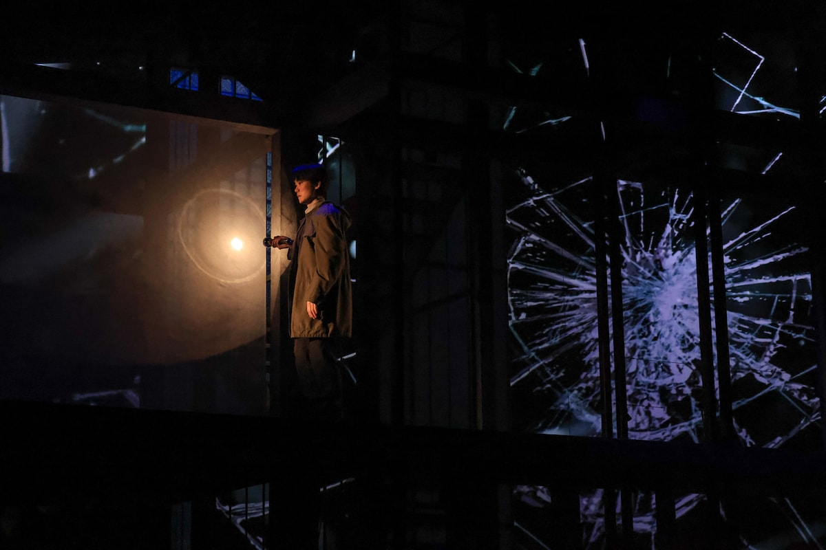 舞台「デカローグ6 ある愛に関する物語」より。ガラスにひびが入る演出がプロジェクションマッピングによって表現されている。（撮影：宮川舞子）