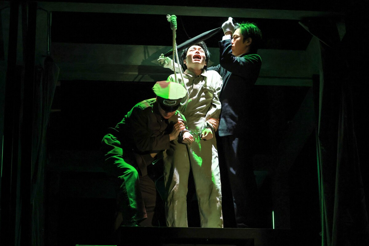 舞台「デカローグ5 ある殺人に関する物語」より。殺人を犯したヤツェクは死刑判決を受ける。（撮影：宮川舞子）