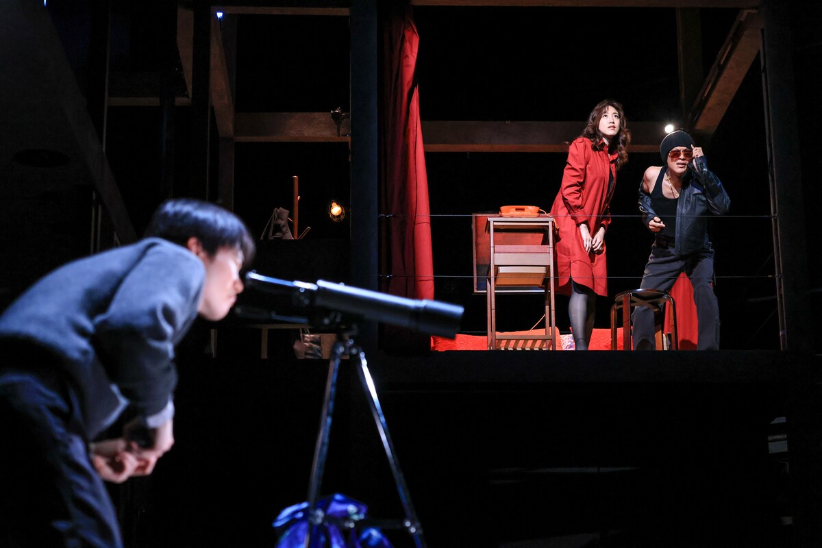 舞台「デカローグ6 ある愛に関する物語」より。2階建てのセットを生かして、“のぞく”青年と“のぞかれる”女性のドラマが展開していく。（撮影：宮川舞子）