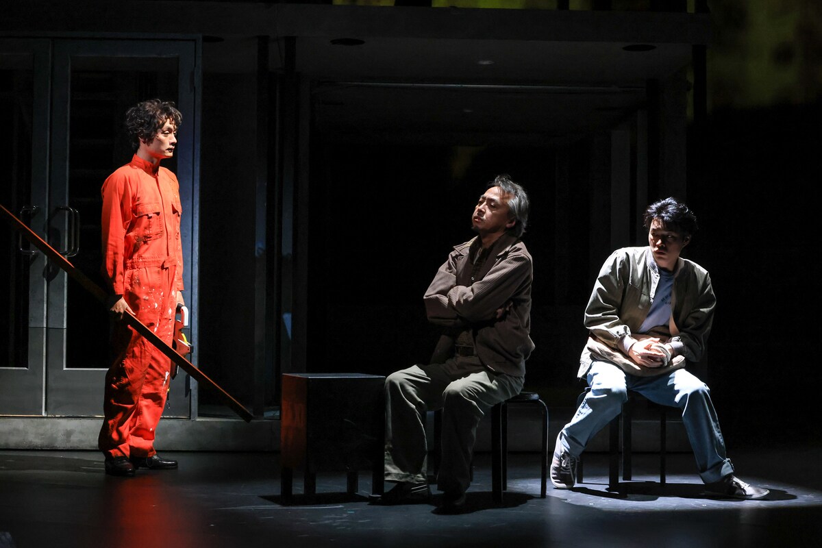 舞台「デカローグ5 ある殺人に関する物語」より、測量士に扮して登場した亀田佳明（左）。（撮影：宮川舞子）