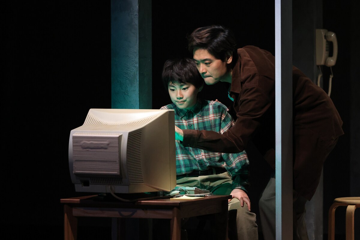 舞台「デカローグ1 ある運命に関する物語」より。大学教授の父クシシュトフ（ノゾエ征爾 / 右）と息子パヴェウ（石井舜 / 左）を苛酷な運命が待ち受ける。（撮影：宮川舞子）