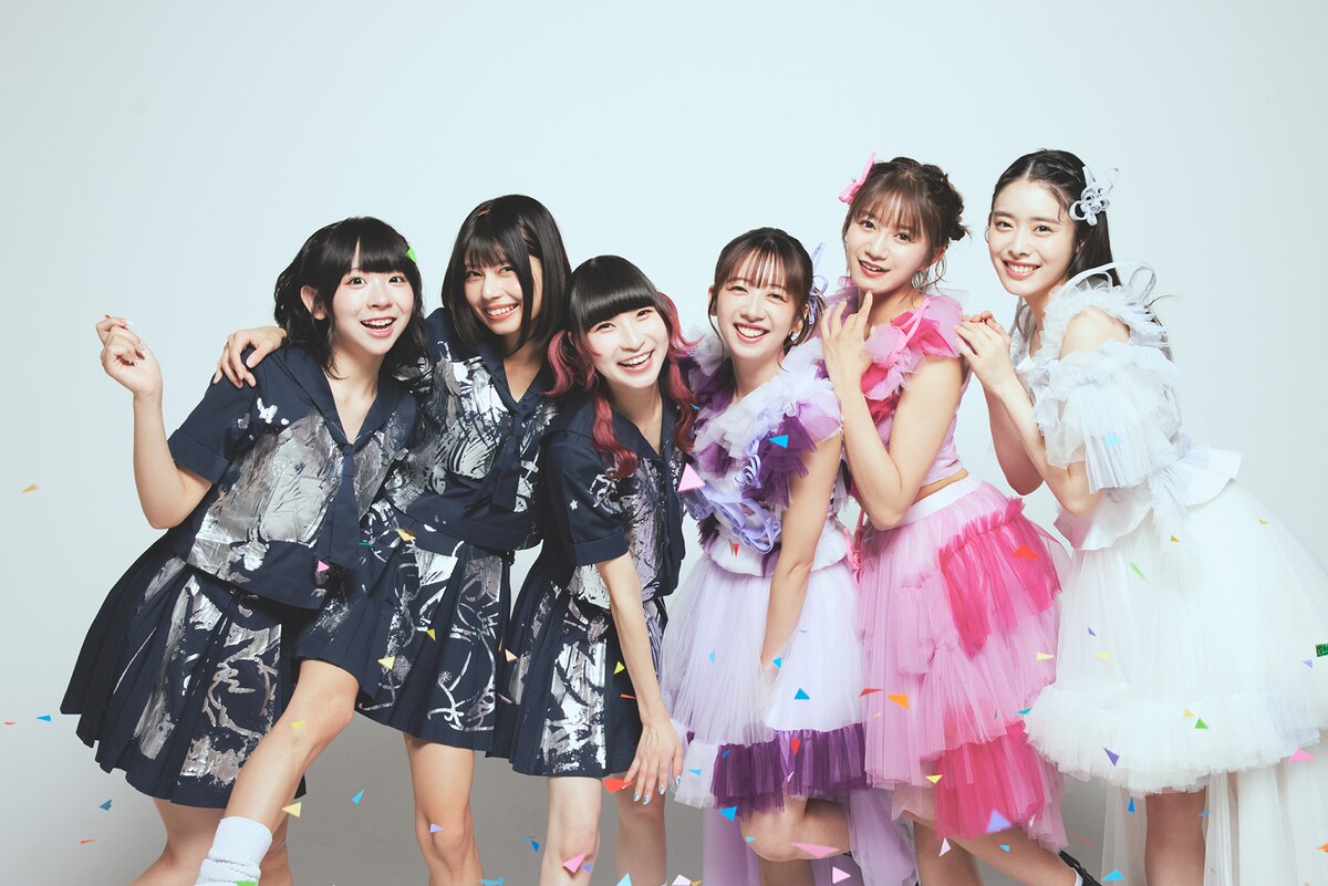 左から高咲陽菜、鹿目凛、藤咲彩音（でんぱ組.inc）、真山りか、星名美怜、風見和香（私立恵比寿中学）。