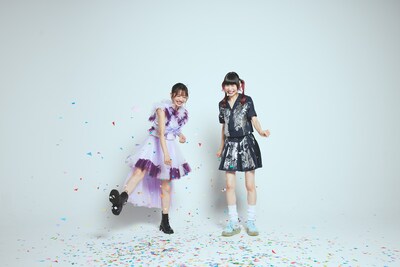 真山りか（左）と藤咲彩音（右）。