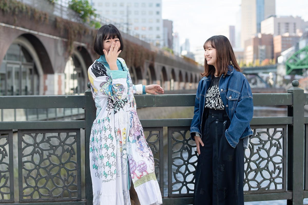 左から夢眠ねむ、もふくちゃん。