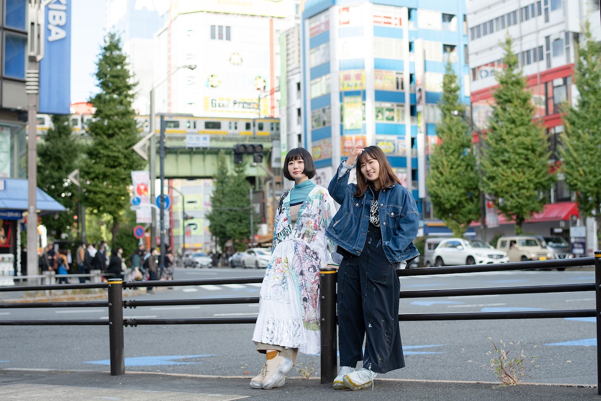 左から夢眠ねむ、もふくちゃん。