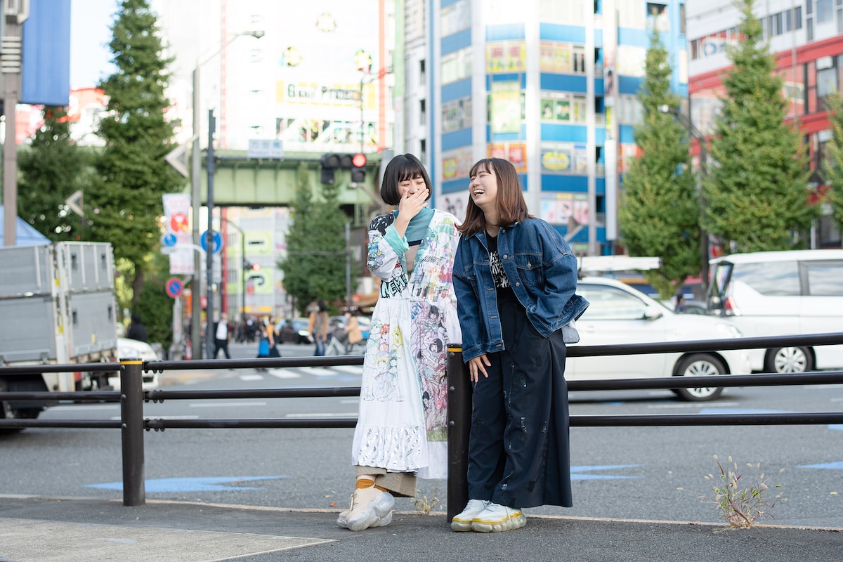 左から夢眠ねむ、もふくちゃん。