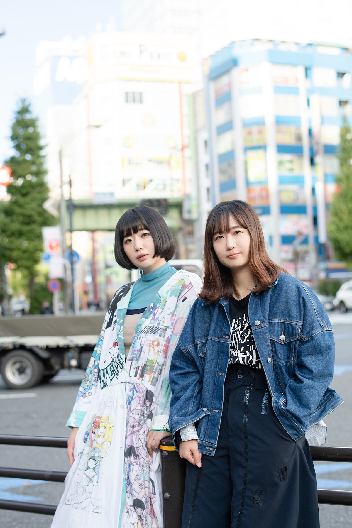 左から夢眠ねむ、もふくちゃん。