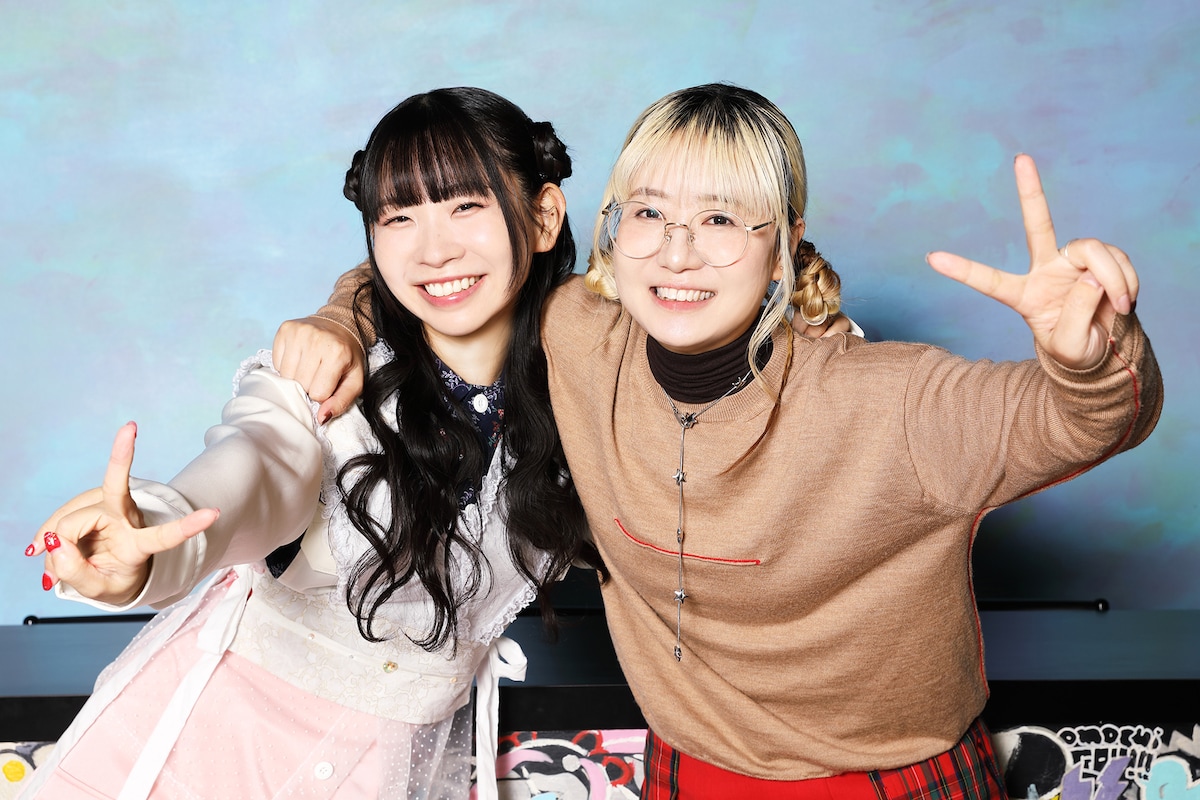 左から古川未鈴、もふくちゃん。