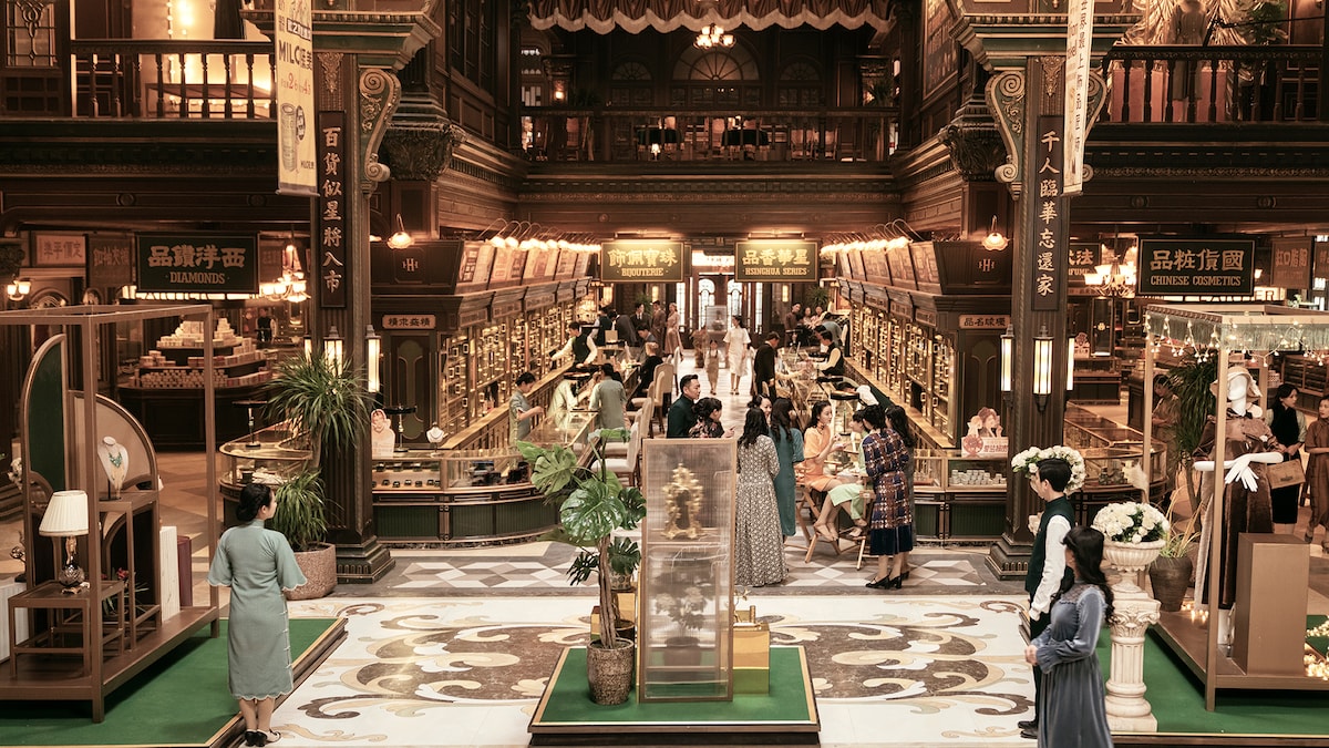 易一族が経営する星華百貨のメインフロア。第1話ではここで10周年の記念式典が盛大に開かれる。