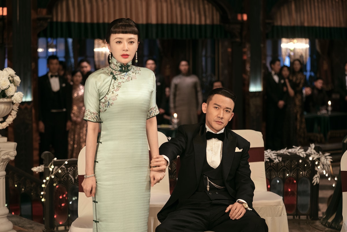 チャイナドレスを着た鐘霊（左）。三姉妹それぞれの性格にあわせて作られたという衣装も見どころ。