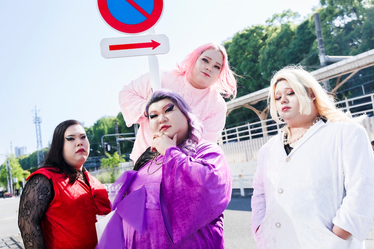 左からスイレン（G）、アサガオ（Vo）、サクラ（Dr）、スズラン（B）。