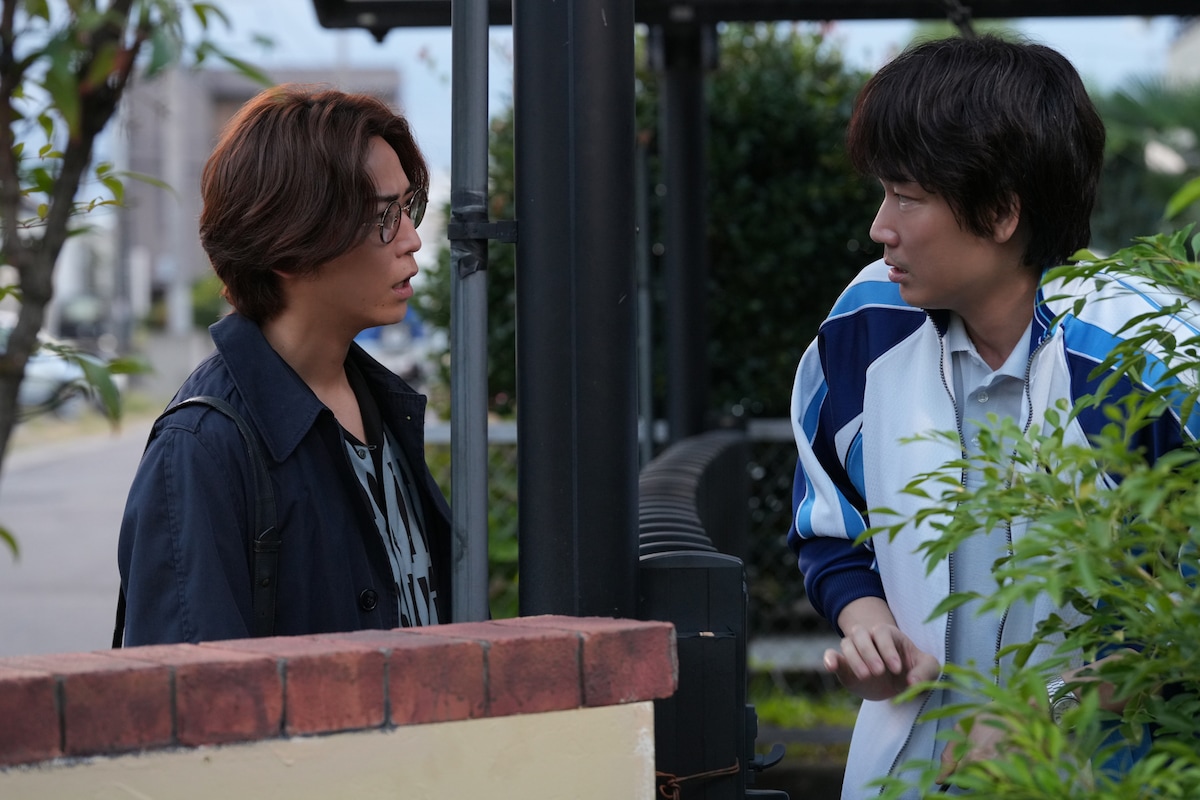 左から亀梨和也演じる鳴海三千彦、綾野剛演じる薮下誠一