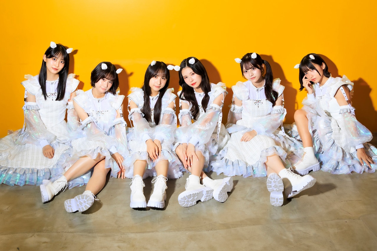 アンジュルム×BEAMSコラボTシャツを着用する平山遊季