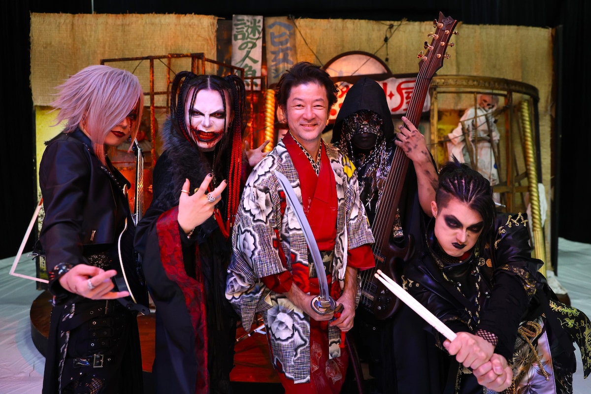 撮影現場でのDEVILOOFと浅野忠信。