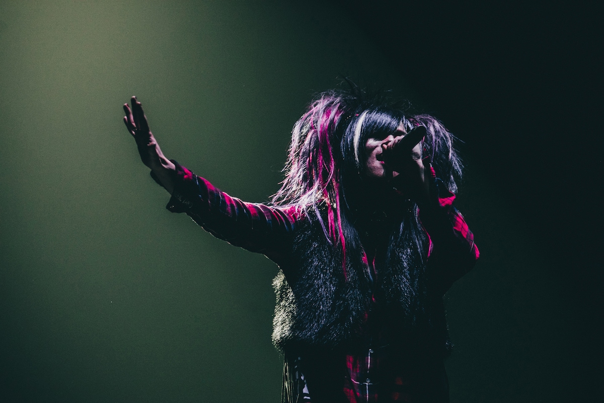 「V系って知ってる？」より千秋（Vo）。（Photo by TAKAHIRO TAKINAMI）