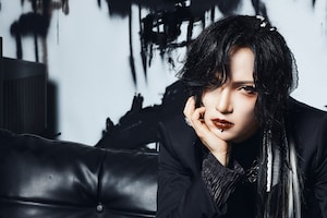 DEZERT千秋ソロインタビュー｜「ヴィジュアル系に呪われてる」過激な言葉の裏にあるシーンへの深い愛情