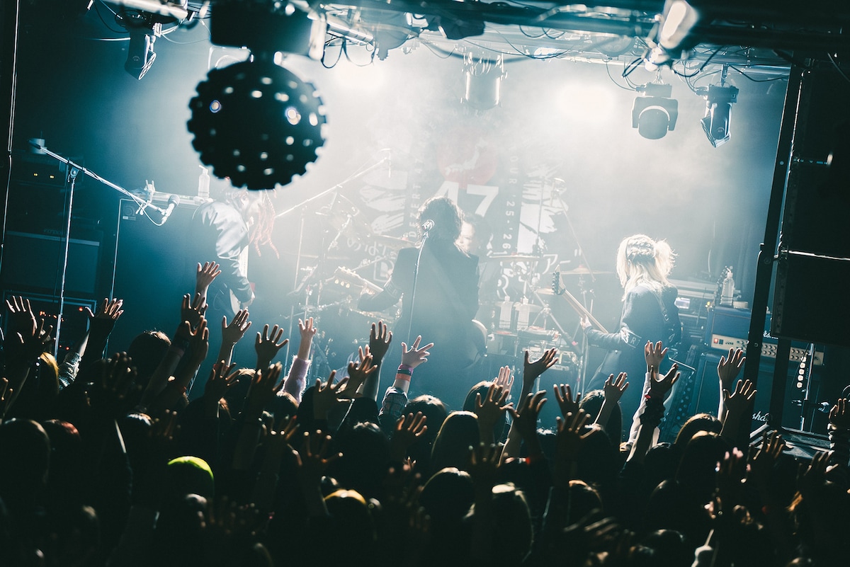 DEZERT「DEZERT 47 AREA ONEMAN TOUR 25-26 “あなたに会いに行くツアー”」の様子。（撮影：Megumi Iritani）